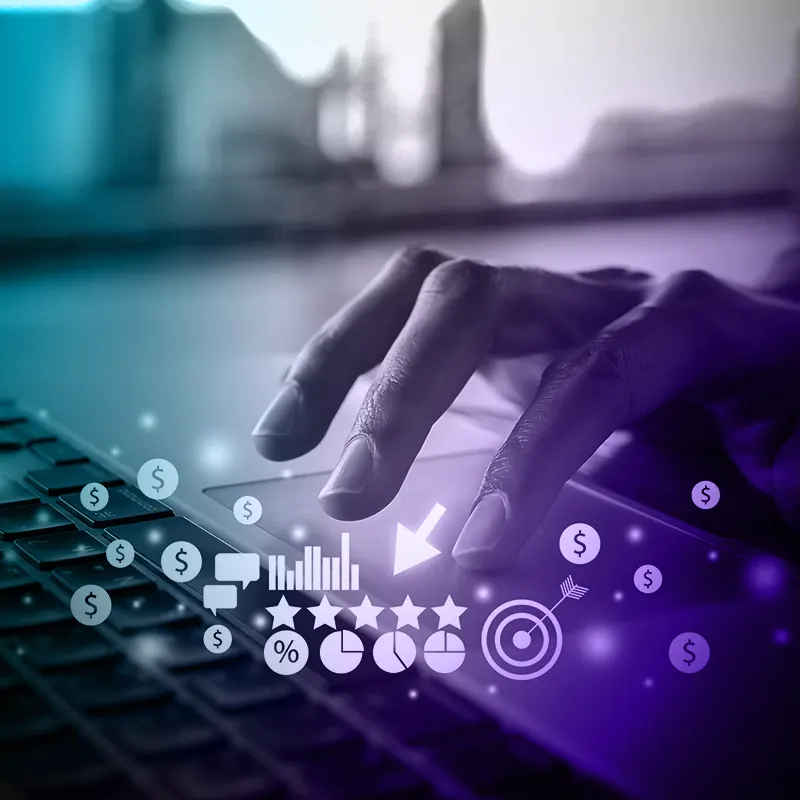 Mão sobre o teclado com ícones de métricas e anúncios